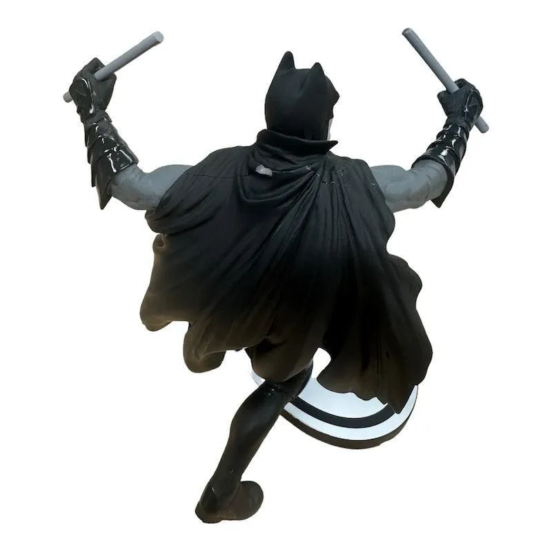 (DAMAGED) BATMAN BLACK & WHITE BATMAN EARTH 2 STATUE NICOLA SCOTT