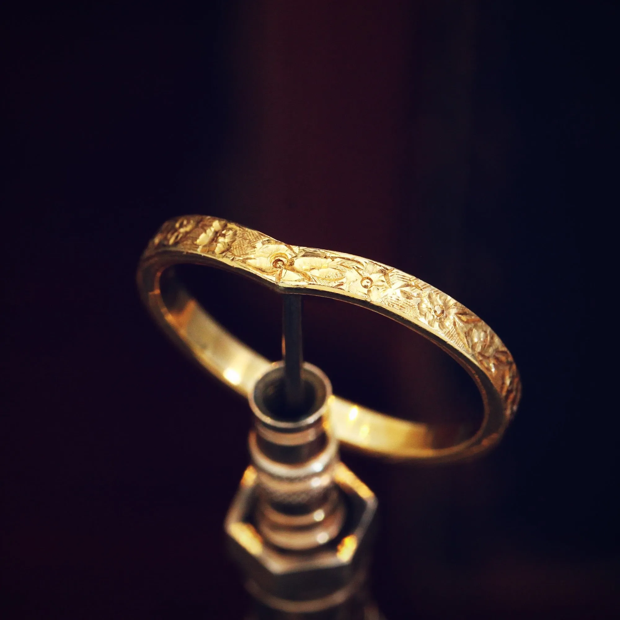 Engraved 18ct Gold Curve Shape Wedding Band