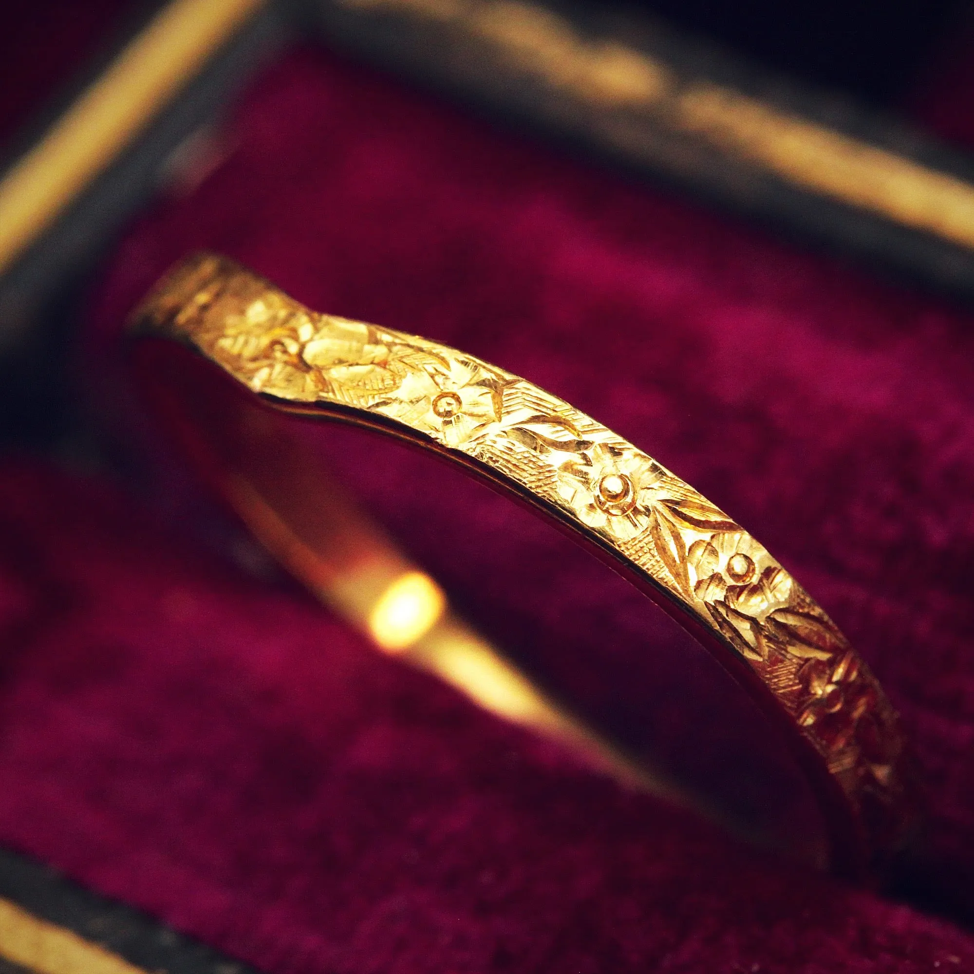 Engraved 18ct Gold Curve Shape Wedding Band