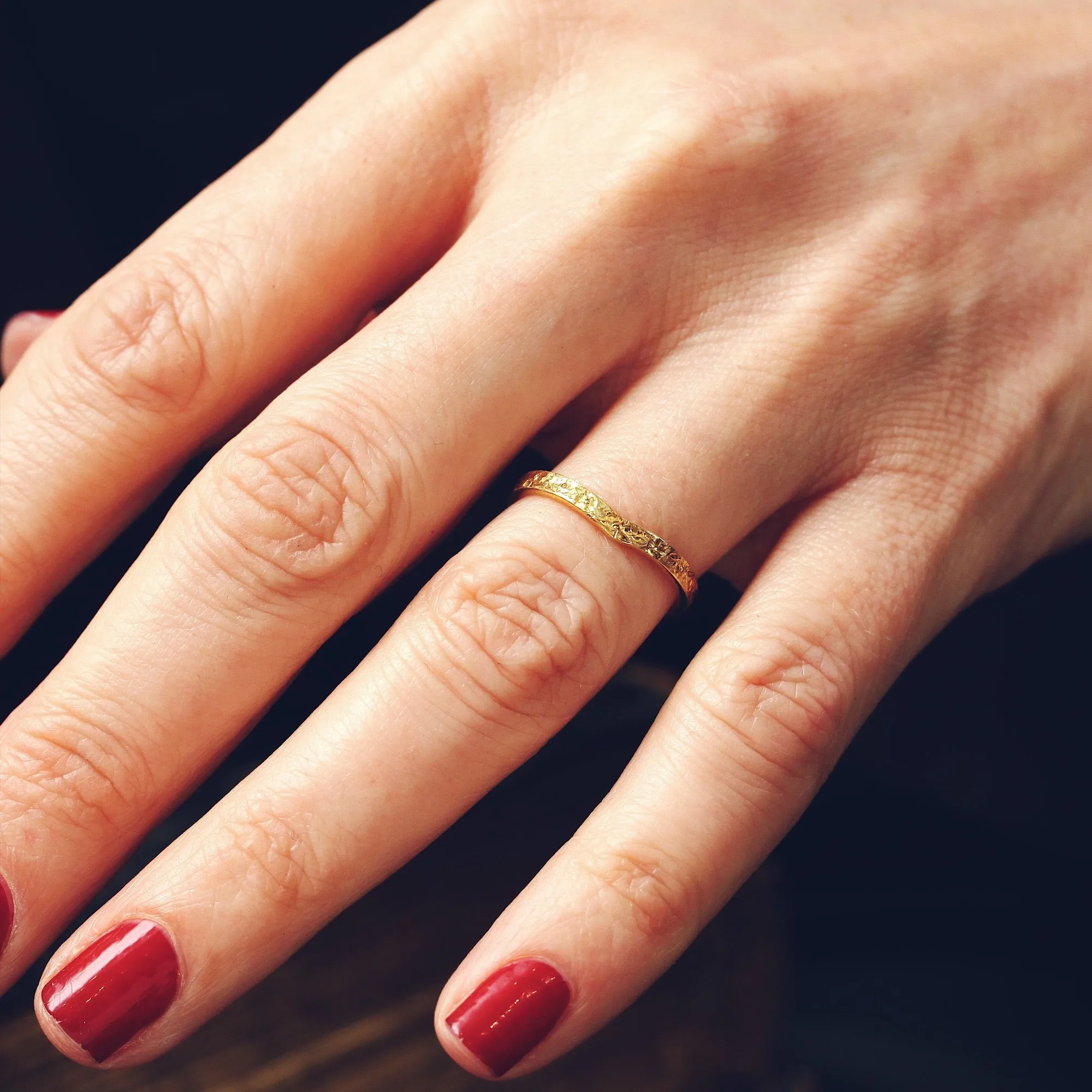 Engraved 18ct Gold Curve Shape Wedding Band