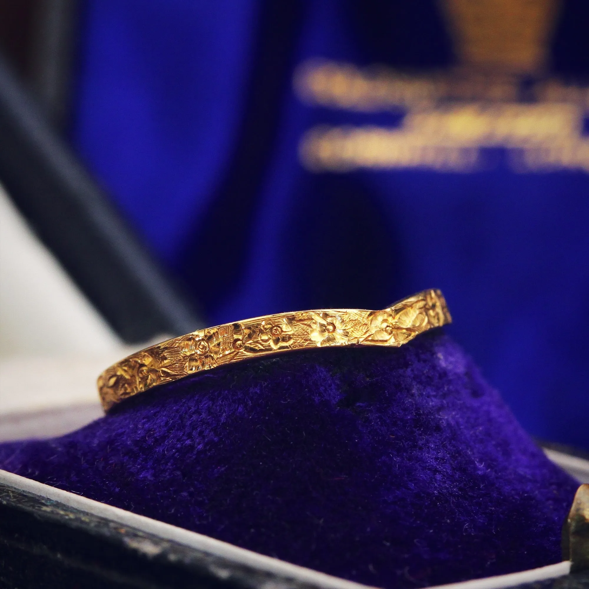 Engraved 18ct Gold Curve Shape Wedding Band